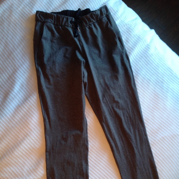 lululemon athletica Pants - Lululemon on the fly gray pants size 6